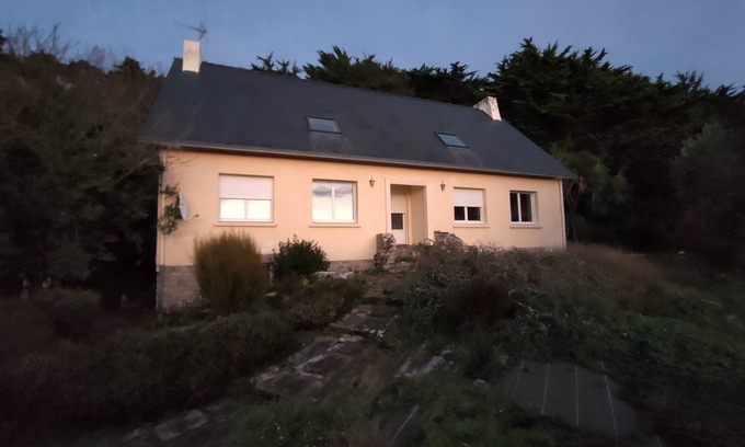 Plouhinec House | Walking distance from the beach, sea view, sleeps 14 Plouhinec 29 south