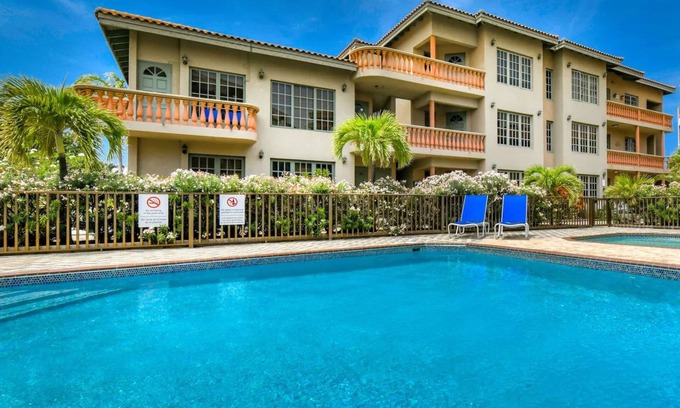 Palm Beach Condo | Walking distance to Beach from Flip Flop Condo-Sleeps 6