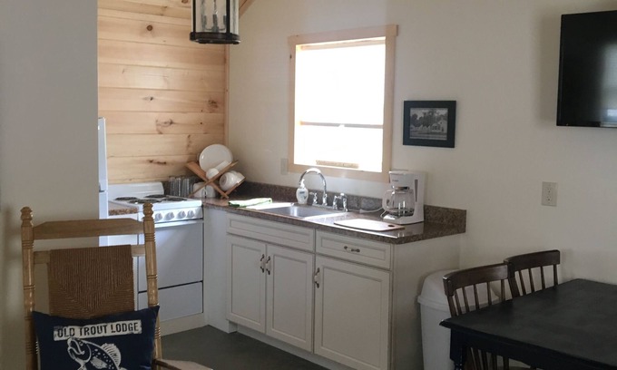 Geneva-on-the-Lake Cottage | Walking Distance to Famous GOTL Strip