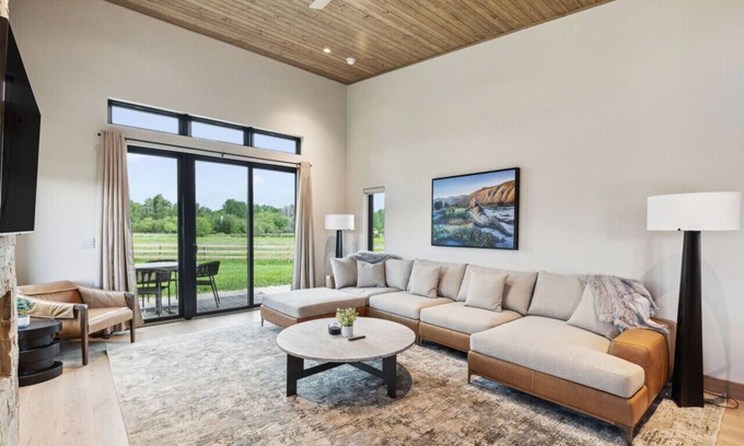 Hamilton Cabin | Walking Distance to the River: Luxury Cabin Minutes to Downtown