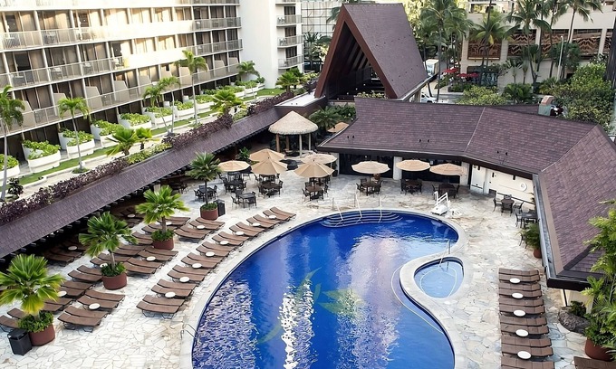 Waikiki Hotel | Walking Distance To The Beach! 2 Modish Units, Ocean Front, Pets Allowed, Pool!