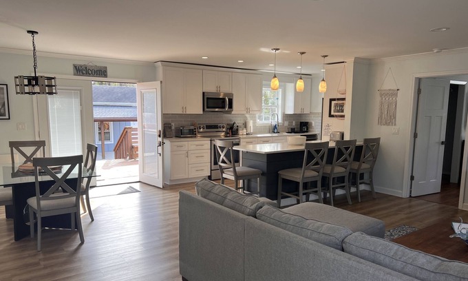 Myrtle Grove House | Walking distance to the ICW, mancave with a pool table and outdoor kitchen.