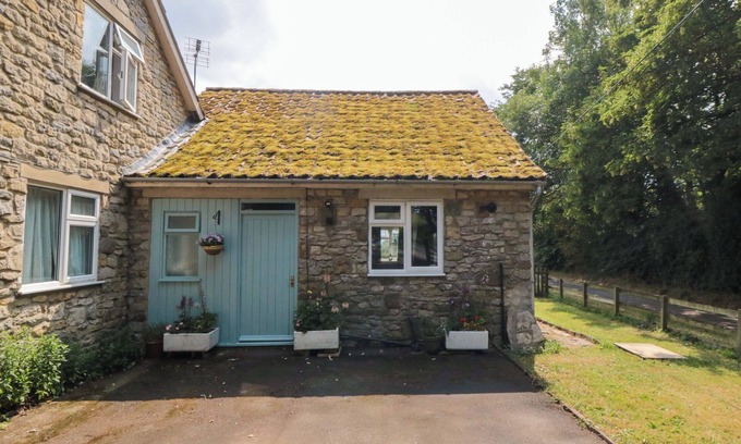 Easterside Cottage | WALNUT COTTAGE, romantic, with a garden in Helmsley