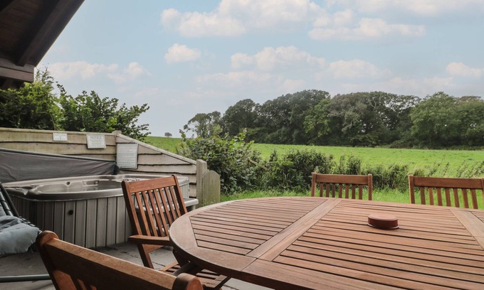Swanage Cottage | WALNUT, pet friendly, with hot tub in Swanage