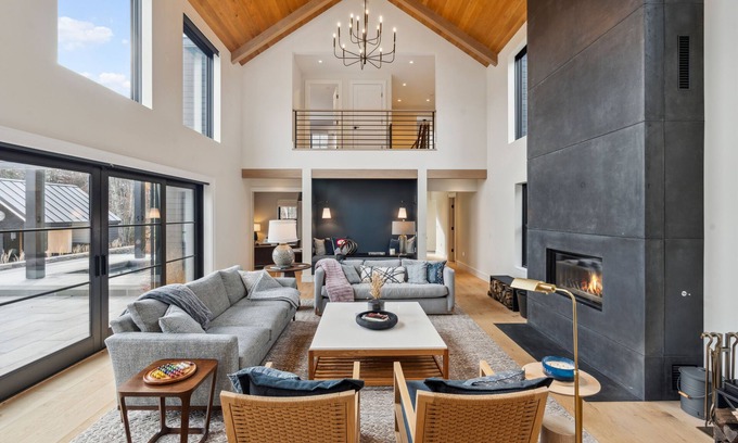 Stowe House | Wander Stowe Woods sleeps 12, w/gym/Workstations & pool, 6 Bedrooms