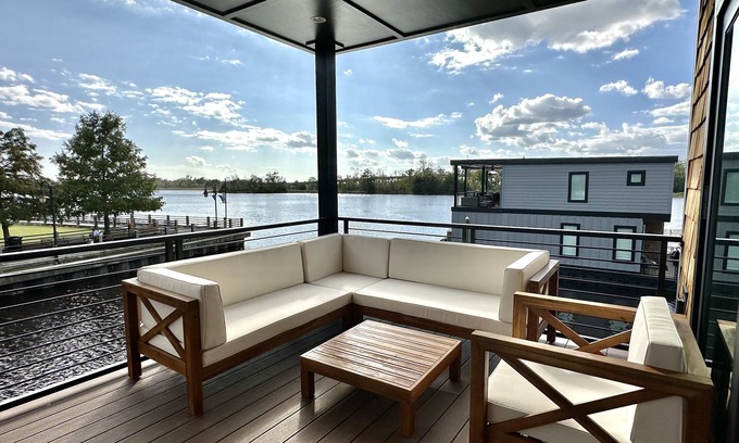 River District Boat Rental | Wanderlust at The Cove - Luxury Houseboat - Downtown Wilmington
