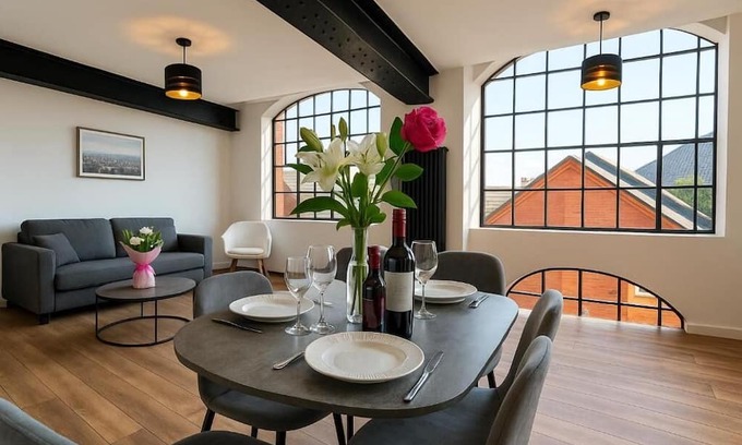 Chinatown Apartment | Warm Balcony Apt for 6 – City Centre Dining & Bars