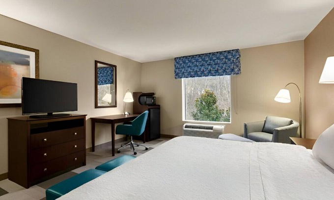 East Point House | Warm & Bright King Room! Best Place to Relax!