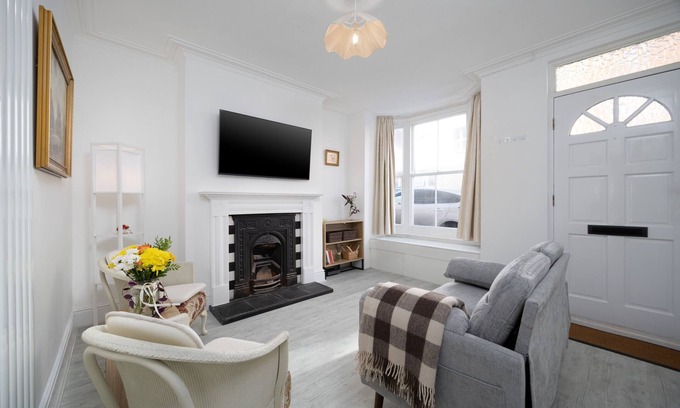 Lincoln House | Warm & Inviting Home | Lincoln Hospital | Sleeps 5