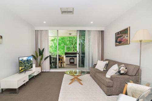 Glenelg Apartment | Warm Waves - Beach Pool Home