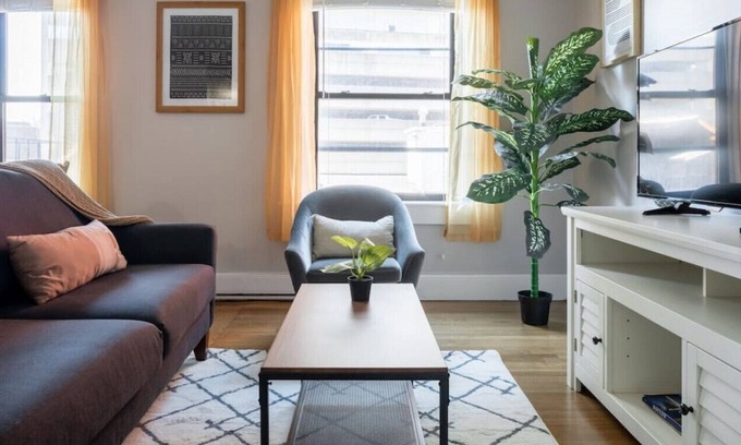 Theatre District Apartment | Warr16-1/1 · Charming Theater District 1Br | Walk Anywhere!