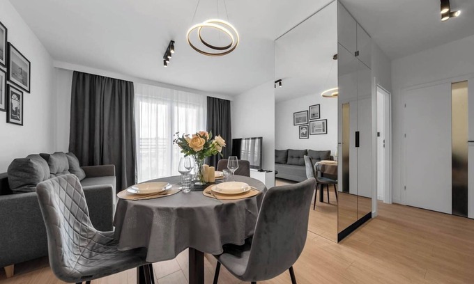 Wlochy Apartment | Warsaw Jutrzenki Apt - Gym, Balcony, Parking - by Rentujemy