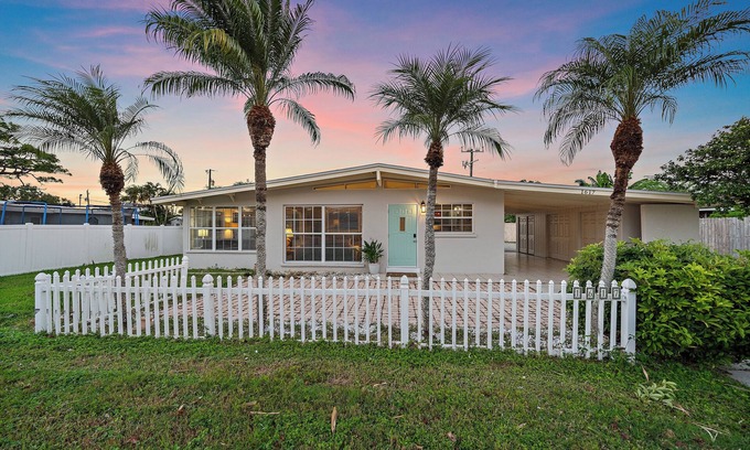 Vamo House | Water Access Retreat | Kayak + Hot Tub
