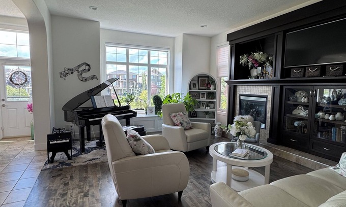 Airdrie House | Water Front 2-Story Luxury furnished home in Airdrie! 15min from CalgaryAirport.