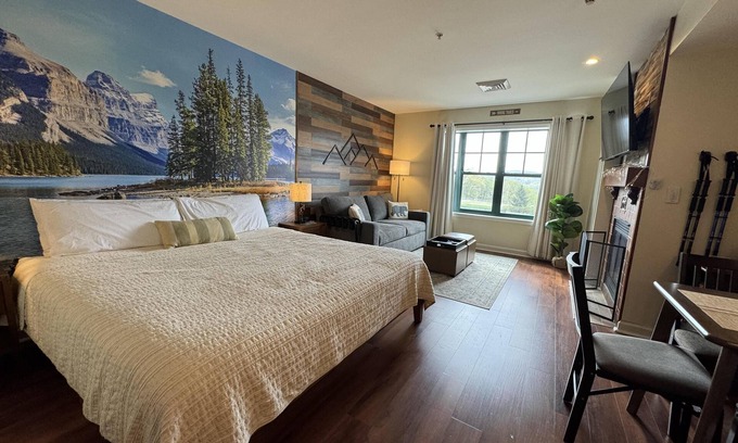 Vernon Hotel | Water Park (Next Door) Pool Hot Tubs Sauna Gym Stunning Sunsets #261