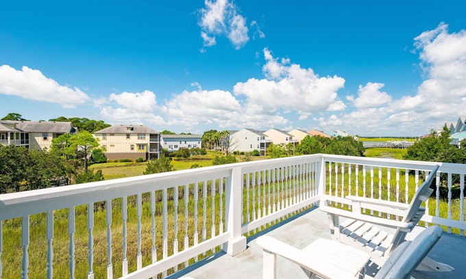 Waters Edge House | Water's Edge 83 - Comfy Cool - Pool - River Views - Close to Everything - Beautifully Updated