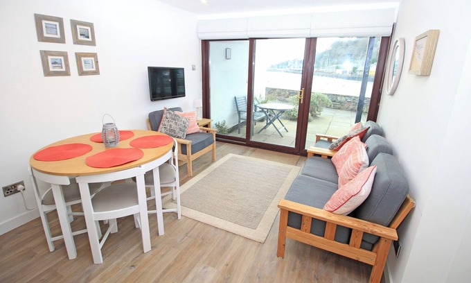 Borth-y-Gest Cottage | WATER'S EDGE, pet friendly, character holiday cottage in Porthmadog