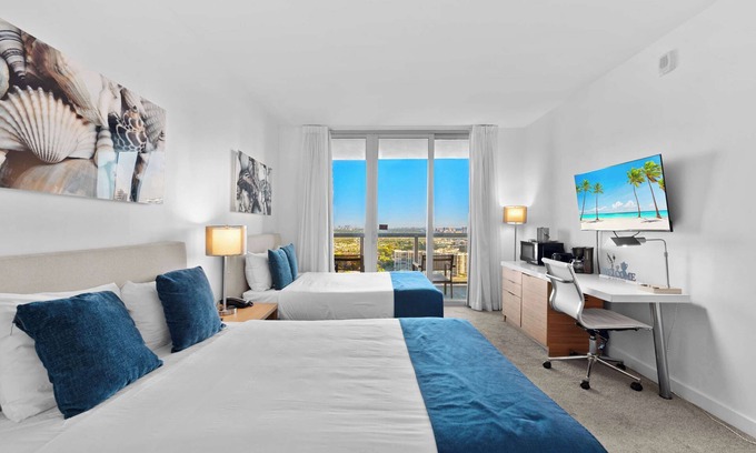 Hallandale Beach Apartment | Water View Apartment-26th Floor-Prime Location