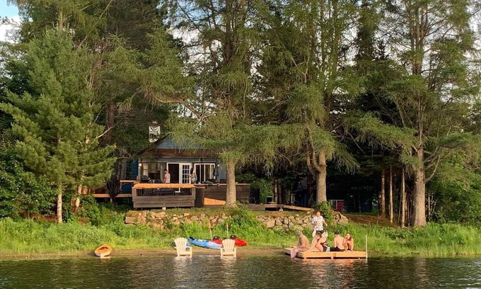 Sainte-Agathe-des-Monts Ski Chalet | Waterfront cottage with private spa, blending rustic and contemporary charm.