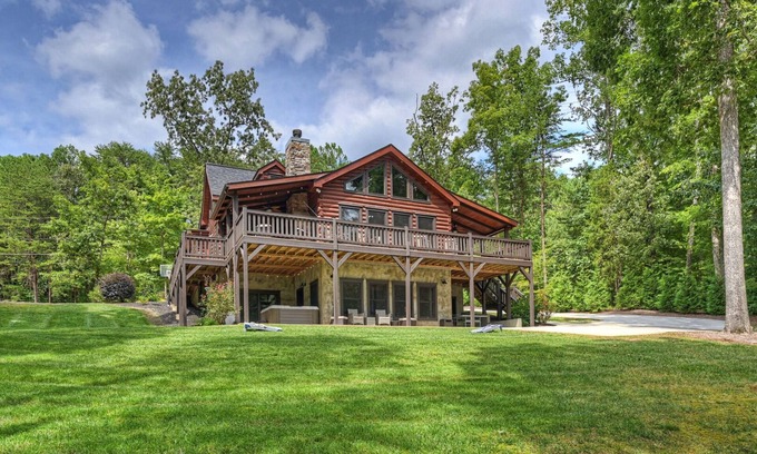 Lake Norman of Catawba Cabin | Waterfront 1-Acre | Private Dock, Hot Tub, Firepit | Bankhead Lodge by AvantStay