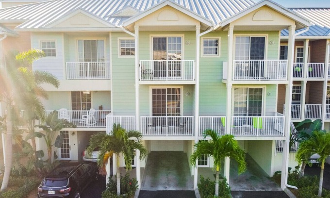 Ruskin House | Waterfront 2 Bdrm Townhome in Little Harbor Beach Resort!