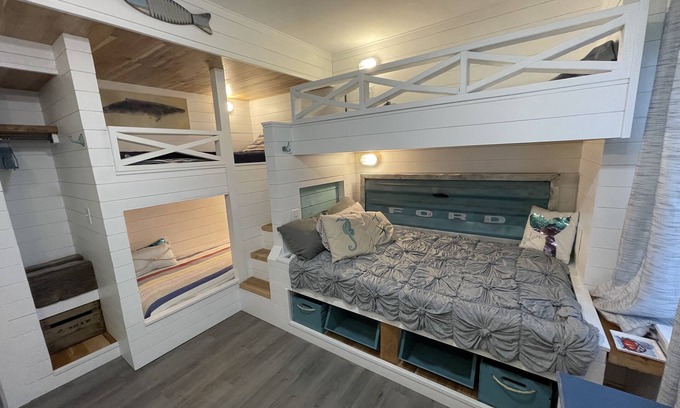 Caine Woods Condo | Waterfront 2 Bedroom - 2 Blocks from the Beach - Premium Location