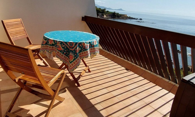 Saint-Aygulf Apartment | Waterfront 2-person apartment - direct beach access