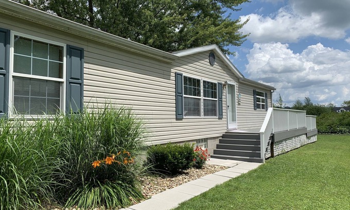 Conneaut Lakeshore House | Waterfront 3 Bedroom 2 Bath Home with DOCK!