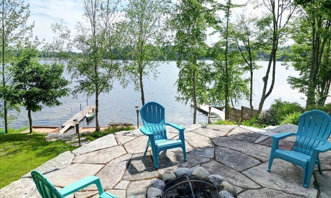 Havelock-Belmont-Methuen House | Waterfront 3-Bedroom Cottage with Hot Tub, Fire Pit, Kayaks