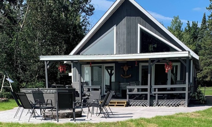 Barbeau House | Waterfront 3-bedroom house with outdoor hot tub in Barbeau