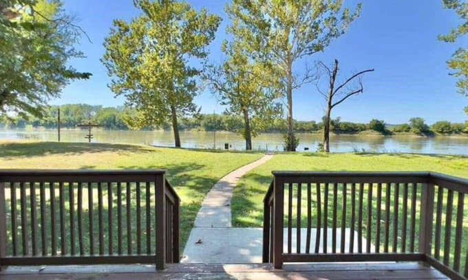 Bendena House | Waterfront 3bd House w/Sunset View & Fenced Yard
