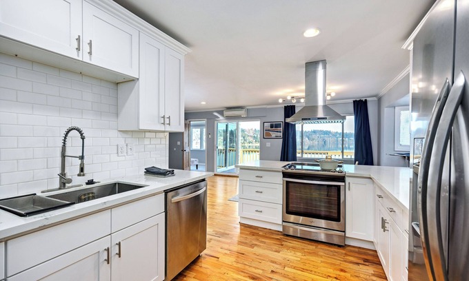 Bremerton House | Waterfront 4-bedroom spacious house with AC and WiFi in lovely Bremerton