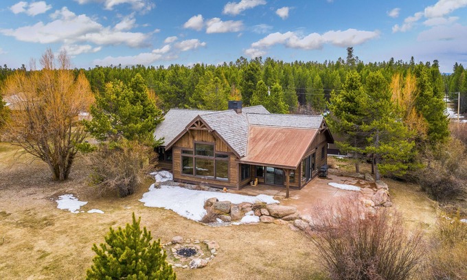 West Yellowstone House | Waterfront cabin on Hebgen Lake, near fishing/boating & Yellowstone