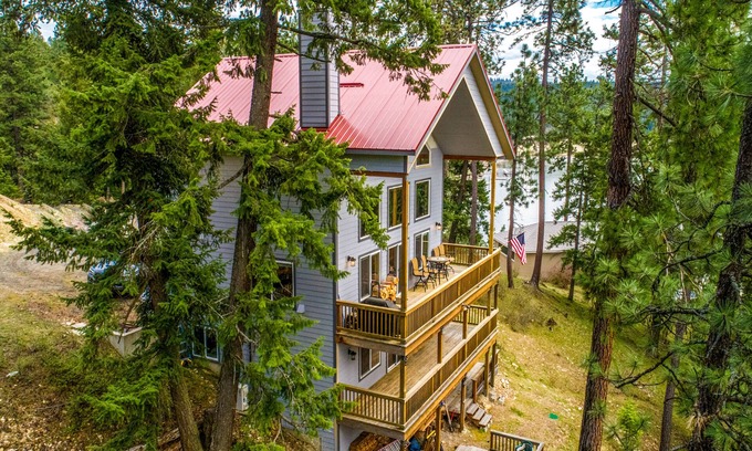 Coeur d'Alene House | Waterfront Cabin W/Two Decks, Gourmet Kitchen, Free WiFi, & Lake Access