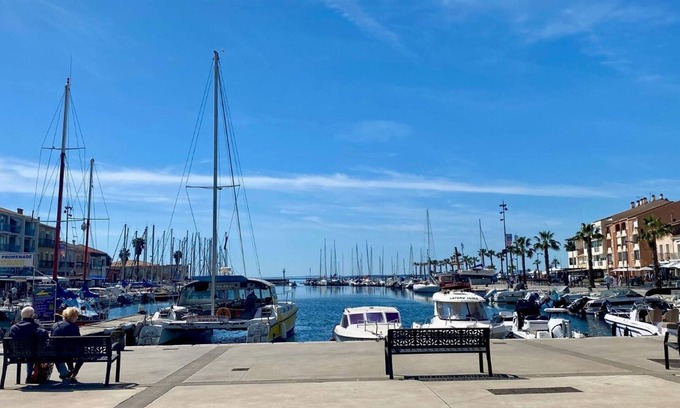 Meze Apartment | Waterfront Comfort: Modern Apartment with Proximity to Port, Shops, and Beach in Mèze