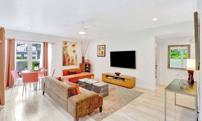 Hendricks and Venice Isles Apartment | Waterfront Condo | Pool | Walk to Las Olas Beach