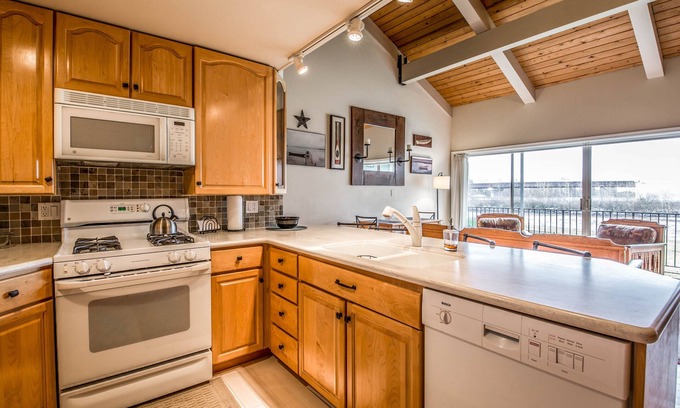 Sandpoint Condo | Waterfront condo w/a boat slip, shared pool, & sports courts