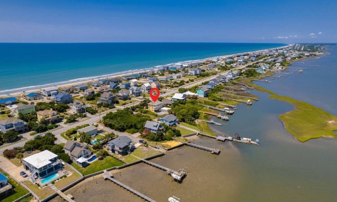 Emerald Isle Condo | Waterfront Condo with Views & Dock – Short Walk to Emerald Isle Beach