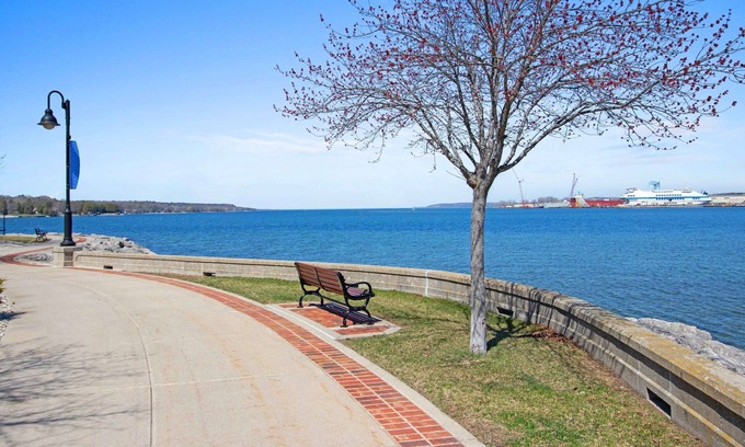 Sturgeon Bay Condo | Waterfront Condo with Jetted Tub and Pool Access