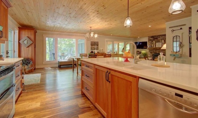 Trent Lakes Cottage | Waterfront Cottage Retreat With Hot Tub and Sauna