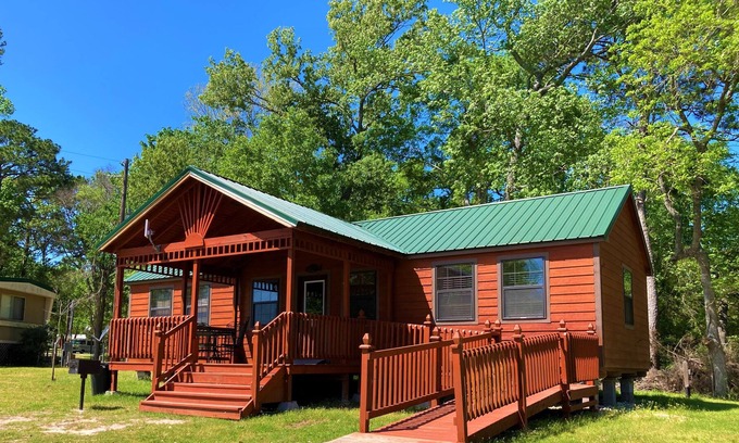 Trinity Cabin | Waterfront Dual-Master Suite cabin