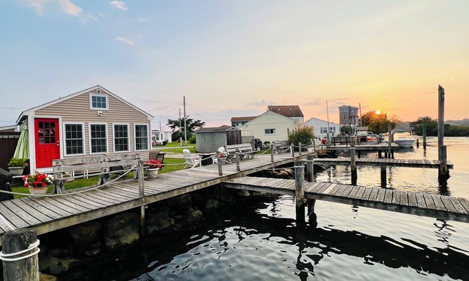 Snug Harbor Cottage | Waterfront East Matunuck Cottage!