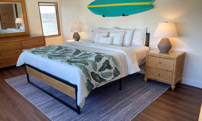 Wall House | Waterfront: Enjoy Ocean Views on The Silver Lake: DISCOUNTS FOR LONGER STAY!
