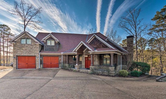 Drasco House | Waterfront Greers Ferry Lake House w/ View Decks & Boat Slip