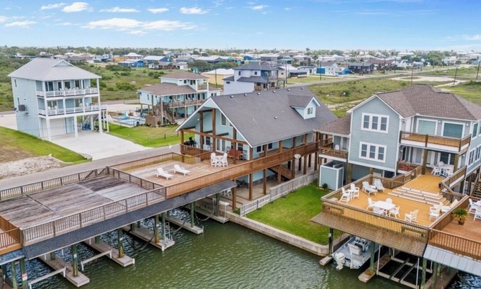 Port O Connor House | WATERFRONT Hahn's Hideaway pets add more $