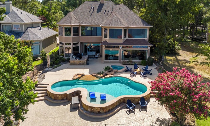 Montgomery House | Waterfront home, 6 bedrooms private pool and dock on Lake Conroe
