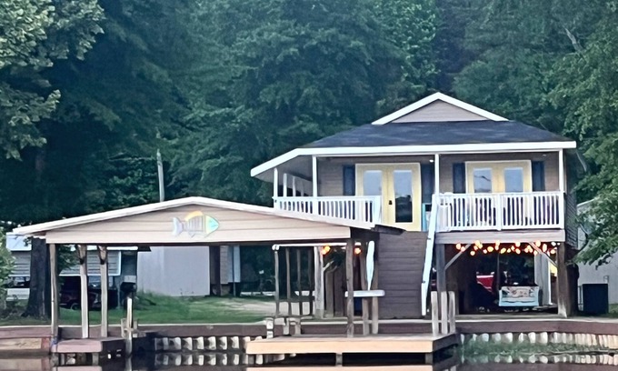 Becker House | Waterfront home/boat dock w/sunset views on the Tenn Tom Waterway.