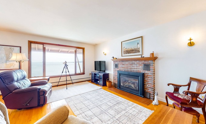 Owls Head House | Waterfront home with beautiful bay views - near shops & dining