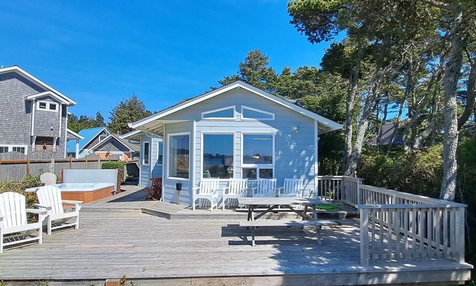 Lincoln City Cottage | Waterfront | Hot Tub | Kayaks | Crab Traps | 3~Kings