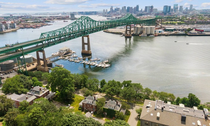 Chelsea House | Waterfront House Minutes from the Boston Downtown, Airport, Encore Casino